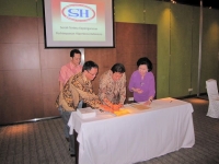 Penandatanganan Prof. Rully M.A Roesli, Sp.PD-KGH